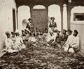 Dayal, Raja Lala Deen: Sir Jayaji Rao Sindhia, Maharadscha von Gwalior, mit Aufsehern