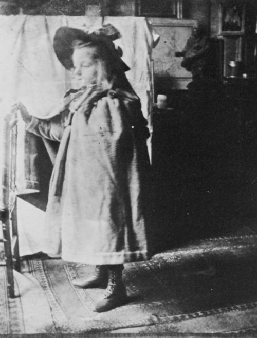 Degas, Antoine: Junges Mädchen im Mantel