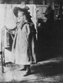 Degas, Antoine: Junges Mädchen im Mantel