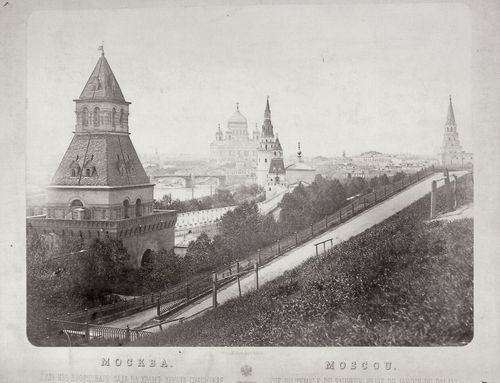Fotostudio Kiriakov: Blick vom Schlosspark auf die Christi-Erlserkathedrale, im Vordergrund einer der Mauertrme des Kreml