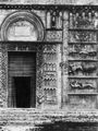 Gebrüder Alinari: Detail der Vorderseite von San Pietro, Spoleto