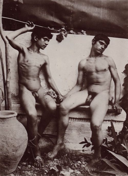 Gloeden, Wilhelm von: Auf einer Steinbank sitzende Jungen, der jngere einen Zweig hinter dem Kopf haltend