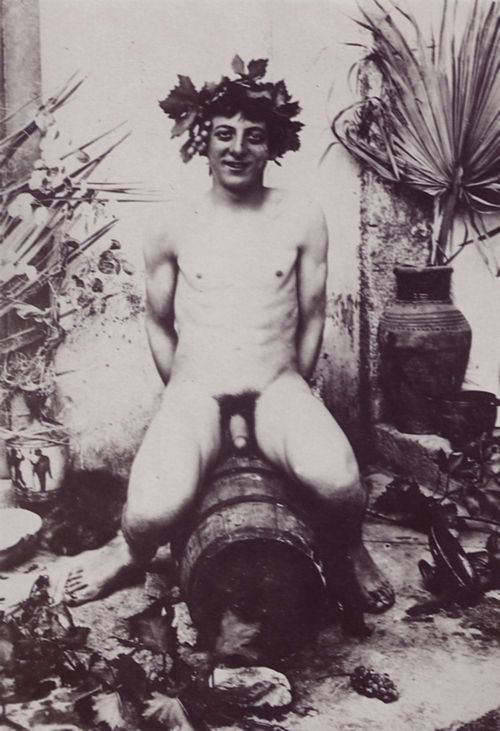 Gloeden, Wilhelm von: Bacchus auf einem Weinfa sitzend