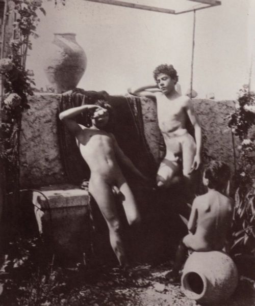 Gloeden, Wilhelm von: Drei Knaben unter einer Laube, der jngere auf einer Vase sitzend