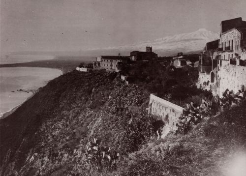 Gloeden, Wilhelm von: Taormina mit Meer und tna, rechts das Hotel Metropole