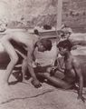 Gloeden, Wilhelm von: Zwei am Strand spielende Jungen auf der Suche nach Muscheln