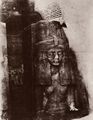 Green, John B.: Abu Simbel; Toui, die Mutter von Ramses II., Statue links des zweiten, südlichen Kolosses am Tempel von Ramses II.