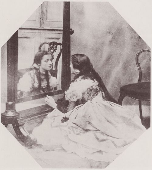 Hawarden, Clementina: Auf dem Boden sitzendes Mädchen, das in den Spiegel blickt
