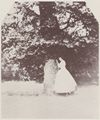 Hawarden, Clementina: Ein Mädchen an einen Baum gelehnt