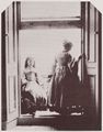 Hawarden, Clementina: Frau mit Mädchen auf dem Balkon