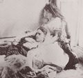 Hawarden, Clementina: Zwei sich umarmende Mädchen schlafend