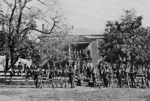 O'Sullivan, Timothy H.: Gerichtshaus von Appomattox, Soldaten der Union mit aufgestellten Gewehren
