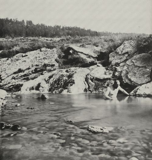 O'Sullivan, Timothy H.: Mitglied einer Expedition badet in einer warmen Quelle, vielleicht Clarence King