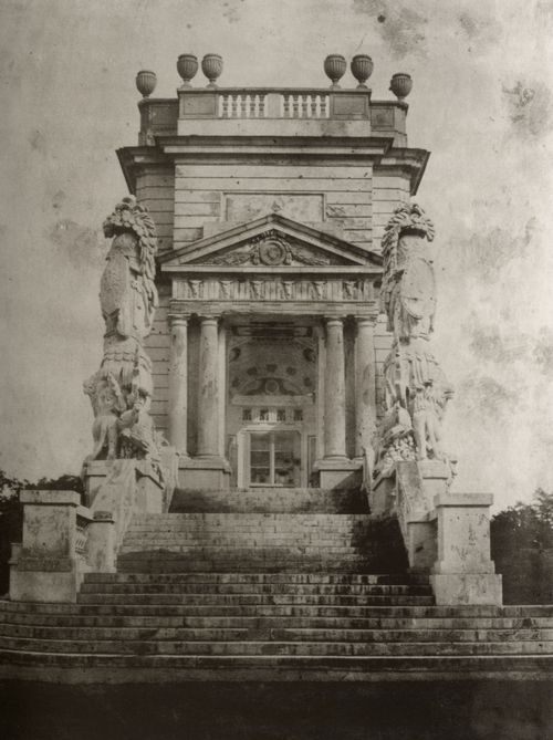 Pretsch, Paul: Seitenansicht mit Treppenaufgang und Portal der Gloriette im Park von Schloss Schönbrunn, Wien