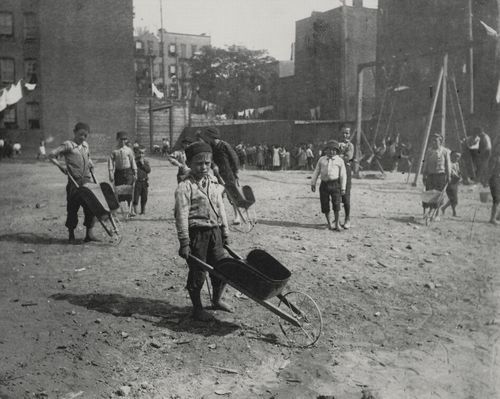 Riis, Jacob A.: Kinder aus einem Armenviertel in Coney Island spielen