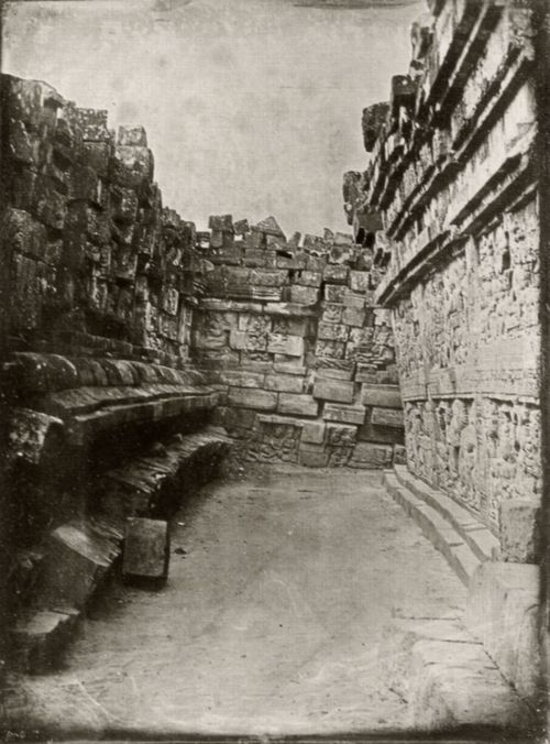 Schaefer, Adolph: Der erste Eingang der ersten Galerie auf der rechten Seite des Eingangs zur Tempelanlage Borobudur, Java