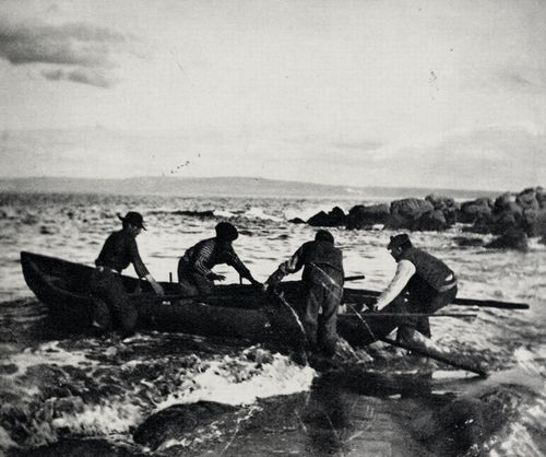 Synge, John Millington: Ein »currach« wird auf den Strand gezogen, Inishere