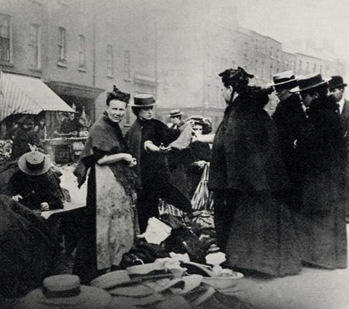 Synge, John Millington: »Markt auf dem Pflaster«, St. Patrick Street, Dublin, bevor dieser Markt 1906 von der Gewerkschaft geschlossen wurde