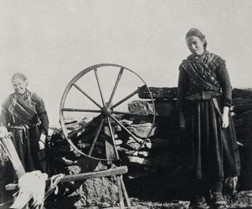Synge, John Millington: Zwei Frauen mit ihrem Spinnrad, Aran-Inseln