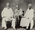Chinesischer Photograph um 1861: Alte Herren aus Kanton in Sommerkleidung