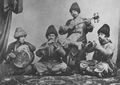 Russischer Photograph um 1865: Armenische Musikanten