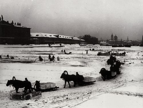 Russischer Photograph um 1903: Auf der Neva: Abtransport von Eis am Tučkov-Kai, von der Brsenbrcke aus gesehen. St. Petersburg