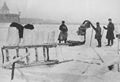 Russischer Photograph um 1895: Aus der gefrorenen Newa werden Eisblcke geschnitten