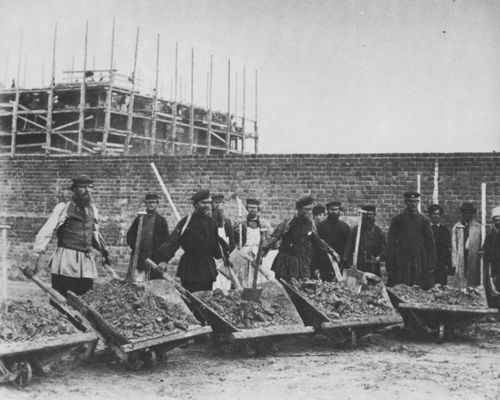 Russischer Photograph um 1887: Bauarbeiten fr eine Fabrikanlage der Metallurgischen Gesellschaft von Sdrussland, Dnjepr-Region