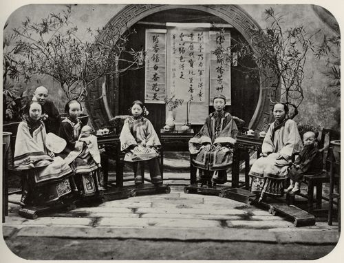 Chinesischer Photograph um 1875: Chinesische Familie