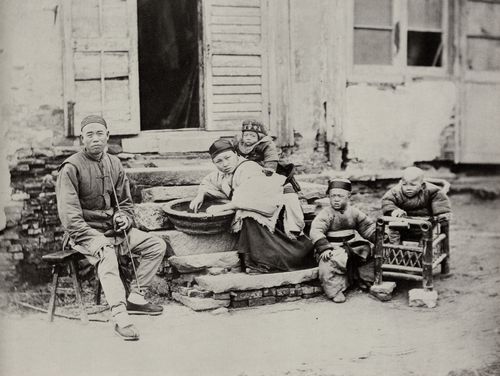 Chinesischer Photograph um 1875: Chinesische Familie