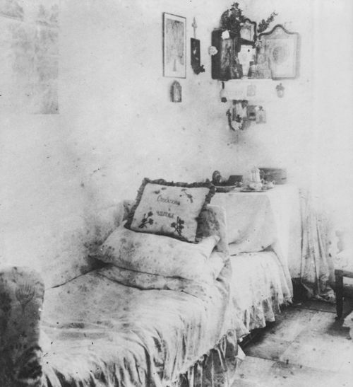 Russischer Photograph: Das Schlafzimmer der »Njanja« im Landhaus der Trubezkojs
