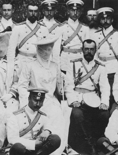 Russischer Photograph um 1904: Der Kaiser und die Kaiserin, umgeben von Offizieren des Reitergarde-Regiments