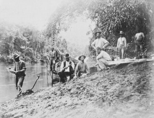 Englischer Photograph um 1877: Die englische Expedition »Victory« von F.F. Bevan nach Neu-Guinea