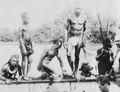 Englischer Photograph um 1877: Die englische Expedition Victory von F.F. Bevan nach Neu-Guinea: Treffen mit den Eingeborenen Jumuans