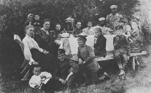 Russischer Photograph: Die Familie der Eigentmer im huslichen Garten