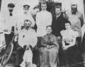 Russischer Photograph um 1896: Die Familie des Frsten M.I. Koslowskij. Neben den beiden Shnen deren Lehrer: ein Franzose (mit dem Fahrrad), ein Russe (im schwarzen Jackett) und ein Deutscher (mit Pfeife)