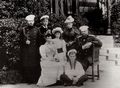 Russischer Photograph um 1891-1894: Die Familie des Zaren Aleksandr III. Rechts im Bild der Zar, vorne links seine Frau Marija Fedorovna, links der lteste Sohn Nikolaj, der sptere Zar Nikolaj II.