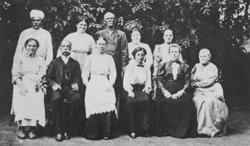 Russischer Photograph um 1904: Die husliche Dienerschaft einer Familie des mittleren Landadels