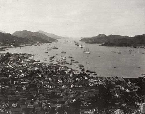 Japanischer Photograph: Die russische Flotte in der Bucht von Nagasaki. Die Fregatte »Pamjat' Asova« schiet am 15. April 1891 Salut. Nagasaki