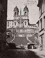 Italienischer Photograph um 1855: Die Spanische Treppe und SS. Trinità dei Monti von der Via Condotti aus