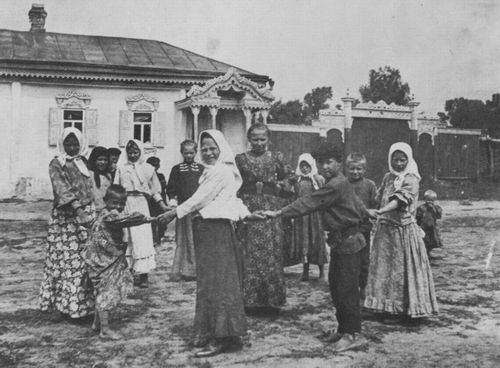 Russischer Photograph um 1900: Dorfkinder am Sonntag
