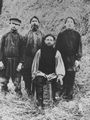 Russischer Photograph um 1880: Ein Bauer mit seinem Sohn und zwei Lohnarbeitern