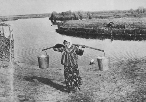 Russischer Photograph: Ein Mdchen holt Wasser vom Fluss