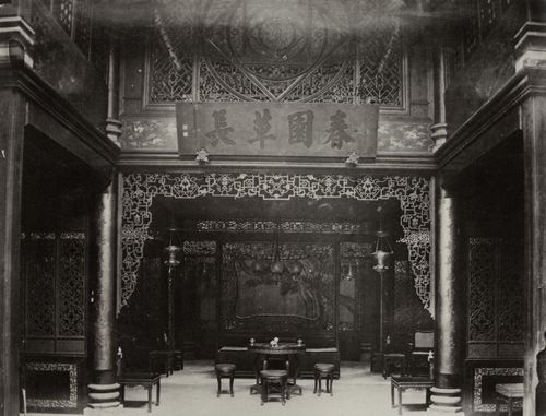 Chinesischer Photograph um 1870: Ein Raum in der Wohnung einer reichen chinesischen Familie