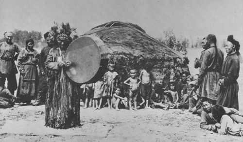 Russischer Photograph um 1900: Ein sojotischer (oder tuwinischer) Schamane bei der Arbeit