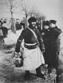 Russischer Photograph: Ein Teeverkufer wandert, die Becher um die Taille gebunden, ber den Markt
