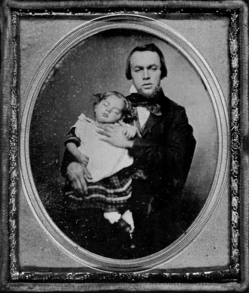 Amerikanischer Photograph um 1856: Ein Vater mit seinem schlfrigen Kind
