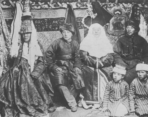 Russischer Photograph um 1900: Eine kirgisische Familie in festlicher Tracht