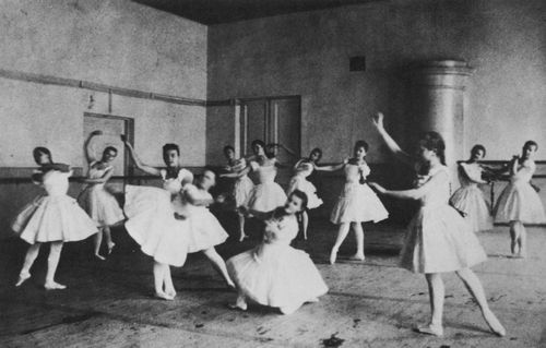 Russischer Photograph: Eine Klasse der kaiserlichen Ballettschule, in der Tnzerinnen fr das Mariinskij-(jetzt Kirow-) Theater ausgebildet wurden