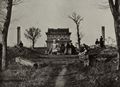 Chinesischer Photograph um 1865: Europäer und Chinesen bei einem Tempel neben Soochow